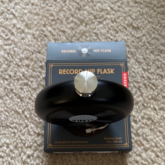 Brand New! Kikkerland Vinyl Record Black Hip Flask - Picture 3 of 4